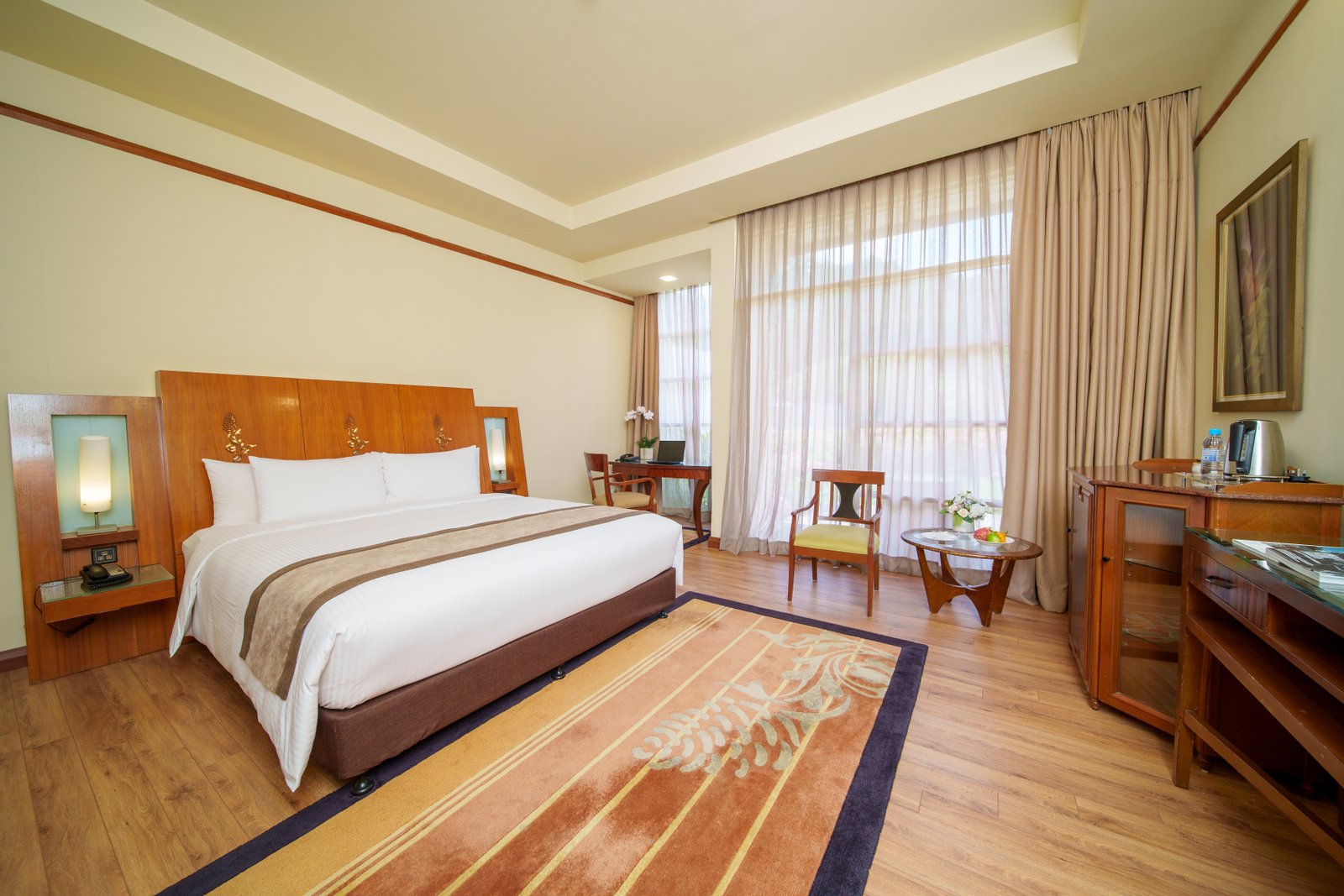 Deluxe Hillview King Room