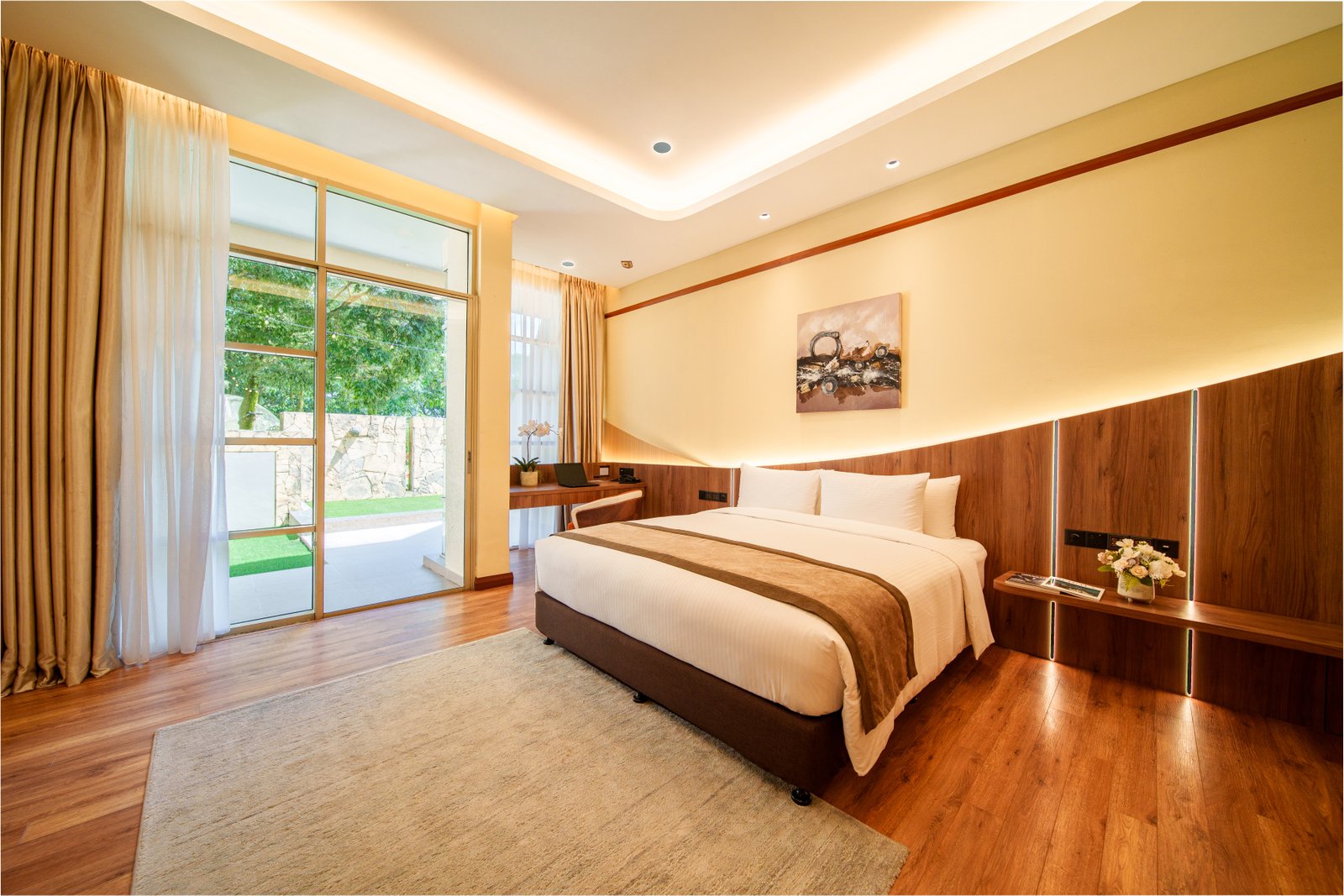 Deluxe Hillview King Room